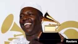 Вийо Фарка Туре позира с награда "Грами" в категорията за най-добра традиционна музика.