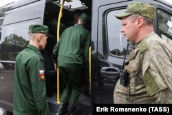 Батайськ, Ростовська область. Призовники у збірного пункту військового комісаріату, 2024 рік