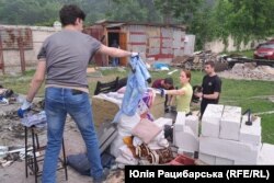 Співробітники рятують вцілілі речі