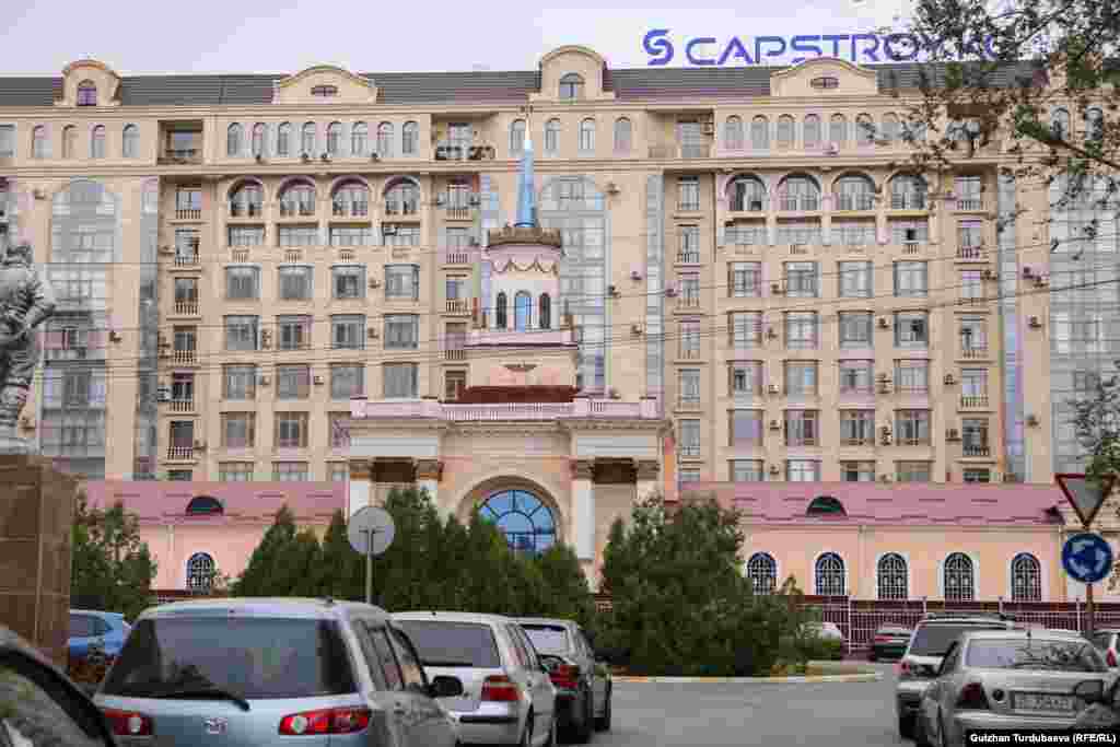 Эски аэропорттун имаратынын бүгүнкү көрүнүшү. Аэропорт иштебей калгандан кийин анын айланасына көп кабаттуу үйлөр курулуп, тарыхый имарат бир караганда байкалбай да калат.