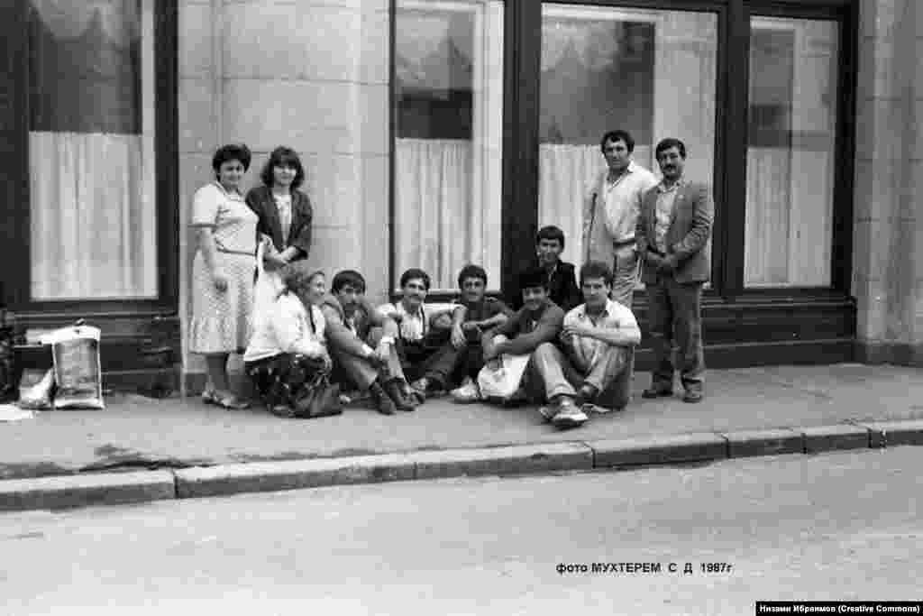 Протест чарасында катнашучылар