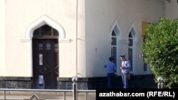 Türkmenistandaky hökümet binalarynyň biriniň daşynda duran polisiýa işgärler (Illýustrasiýa suraty)