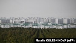 Türkmenistanda agyr ykdysady krizisiň dowam edýän wagtynda gurlan Arkadag şäheriniň ikinji tapgyrynyň gurluşygy üçin maliýe serişdesiniň ýokdugy aýdylýar. Arkadag şäheri