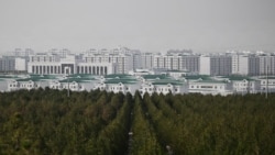 Diňle: Arkadagda döwlet ýolbaşçylarynyň portretleriniň we heýkelleriniň aşagynda meýdan eden gurluşyk işçileri welaýatlaryna iberildi