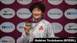 Айсулуу Тыныбекова кезектеги алтын медалы менен. Бишкек, Кыргызстан. 2024-жылдын 14-апрели.
