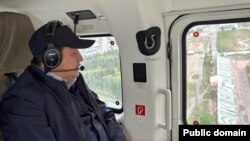 Министрлер кабинетинин төрагасы Акылбек Жапаров Ысык-Көлгө тик учак менен бараткан маалда. 2023-жылдын 3-июну. 