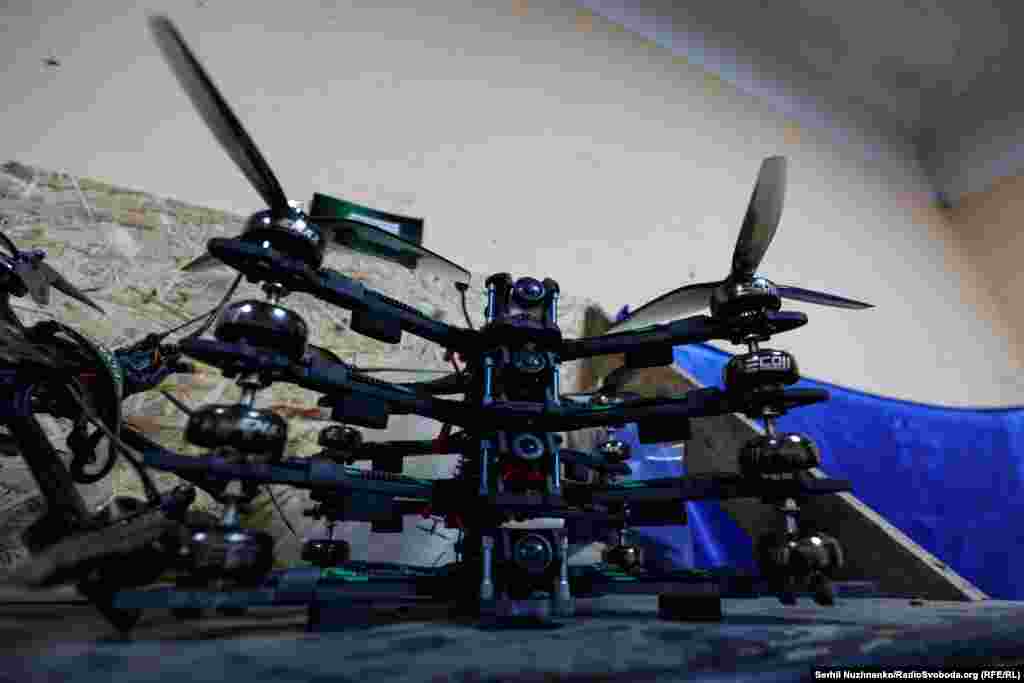 FPV-дрони &ndash; новий, але вже дуже масовий вид безпілотників, який активно використовують під час війни Росії з Україною. Головна відмінність цих БПЛА від решти масових цивільних &laquo;пташок&raquo; &ndash; керування через спеціальні окуляри, тобто із виглядом від першої особи, що й означає абревіатура англійською FPV &ndash; First Person View