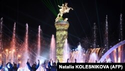 Medeniýet hepdeligi geçen ýyl Arkadag şäherinde geçirilip, öňki prezidenti mahabatlandyrmak ýörelgesinden ugur aldy.