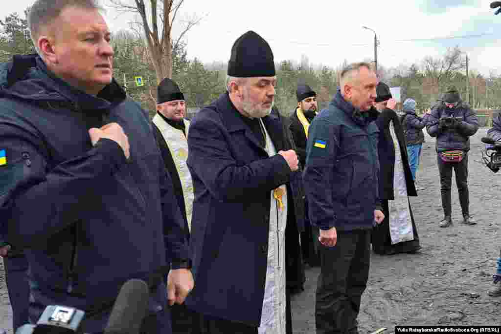 На жалобний захід прийшли рідні та близькі загиблих, мешканці зруйнованого будинку, жителі Дніпра, рятувальники й представники влади. Священники Православної церкви України відслужили панахиду
