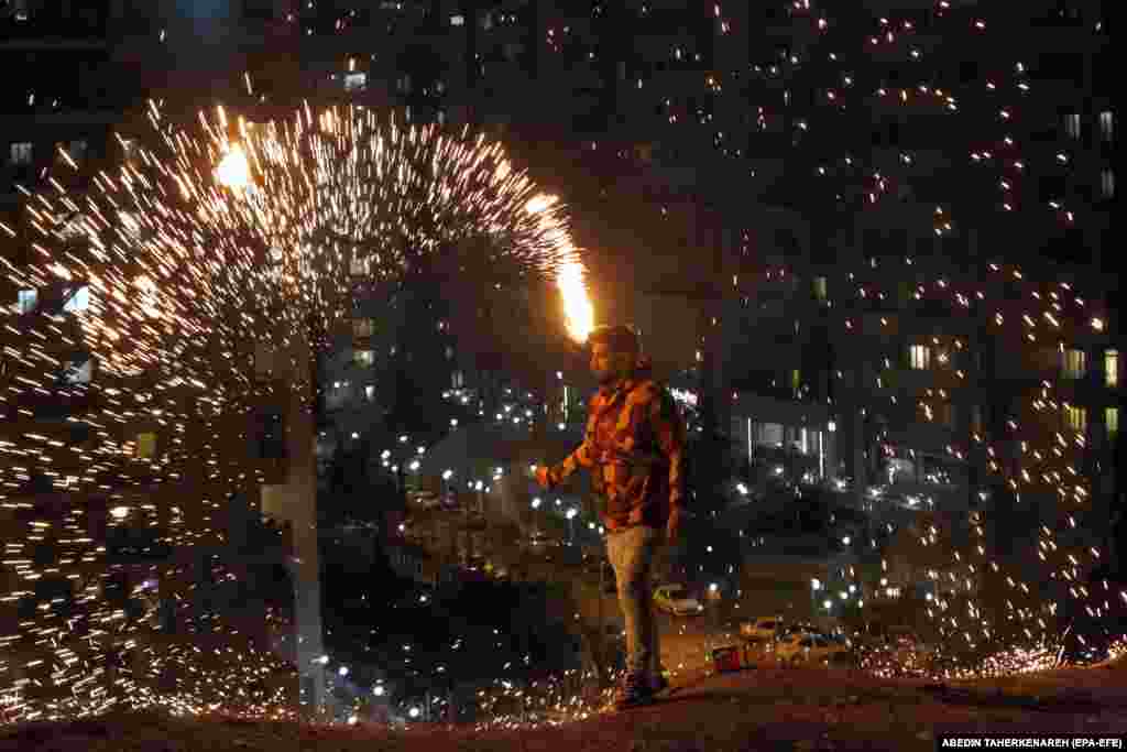 Suratdaky adam oda döredijilikli çemeleşýär. Hasabatda düzgün bozulmalaryň Eýranyň hökmany hijap kanunlaryny berjaý etmändigi üçin, tussaglykdan soň ölen 22 ýaşly kürt gyzy Mahsa Amininiň takdyry bilen bagly 2022-nji ýylyň sentýabrynda geçen &quot;Aýal, durmuş, azatlyk&quot; protestleriniň kontekstinde bolup geçendigi aýdylýar.