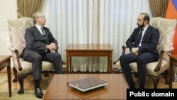 Заместитель министра иностранных дел Российской Федерации Михаил Галузин (слева) и министр иностранных дел Армении Арарат Мирзоян (архив)