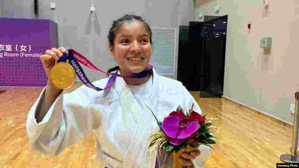 Кытайдын Ханчжоу шаарында өткөн Азиянын параоюндарында Хайитхон Хусан кызы дзюдодон алтын медалга ээ болду. Хайитхон 12 жашында кызылча оорусуна чалдыгып, көзү жакшы көрбөй калган. Ал Азиянын пара оюндарынан алтын медал уткан алгачкы кыргызстандык болду.&nbsp; Бул Азиянын параоюндарында Кыргызстандын спортчулары жалпысынан бир алтын, эки күмүш жана бир коло байгеге ээ болушту. Жеңил атлетикадан параспортчу Жалалидин Абдувалиев эки күмүш медал жеңди. Анын жубайы Гүлназ Жүзбаева спорттун ушул эле түрүнөн коло медал утту. &nbsp; &nbsp; &nbsp; 