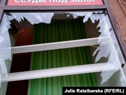 На місце ракетного удару по Дніпру, якого армія РФ завдала 19 квітня, жителі несуть квіти. Під завалами 5-поверхового будинку загинуло троє людей, Дніпро, 20 квітня 2024