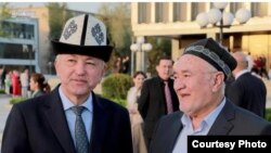 Ташкент.  29-30, 2023-жыл. Нурлан Калыбеков (солдо) иш-чаранын катышуучуларынын бири менен. 