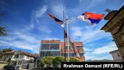 Flamuj të Serbisë të vendosur në Graçanicë, komunë në afërsi të Prishtinës. Fotografi ilustruese nga arkivi. 