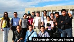 Ала-Тоо өткөөлү. “Алашанкоу” эркин соода аймагындагы журналисттер.