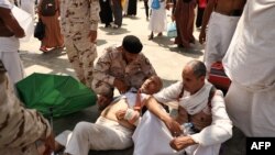 پلیس به افرادی که تحت تاثیر گرمای شدید بدحال شده‌اند، کمک می‌کند