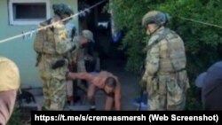 Eski Qırımda qırımlı Dlâver Salimovnı tutalar. «Krımskiy SMERŞ» Telegram kanalı derc etken videodan, 2023 senesi avgust ayı