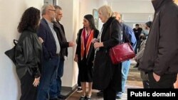 Հայաստան - Եվրախորհրդի մարդու իրավունքների հանձնակատար Դունյա Միյատովիչը և ՀՀ մարդու իրավունքների պաշտպան Անահիտ Մանասյանը Լեռնային Ղարաբաղից տեղահանվածների ժամանակավոր կացարանում, 17-ը հոկտեմբերի, 2023թ.