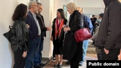 Омбудсмен Армении Анаит Манасян и комиссар Совета Европы по правам человека Дунья Миятович во временном приюте для вынужденных переселенцев из Нагорного Карабаха, Агавнадзор, 17 октября 2023 г.