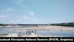 Обмілілий Дніпро між Хортицею і Дніпрогесом внаслідок зруйнування російською армією греблі Каховського водосховища. Червень 2023 року