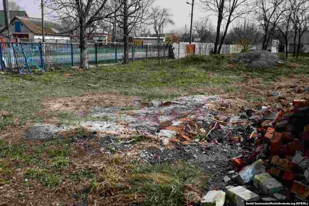 Російські військові атакували церкву у селі Лук&lsquo;янівка на Київщині. Щонайменше 4 танкових постріли влучили у храм. У результаті влучання снарядів дерев&lsquo;яна церква згоріла вщент. На момент бою в церкві нікого не було, березень 2022 року / На березень 2024 року відбудову церкви так і не починали