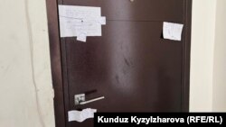 Үч киши өлтүрүлгөн үйдүн эшигине мөөр басылып, жабык турат