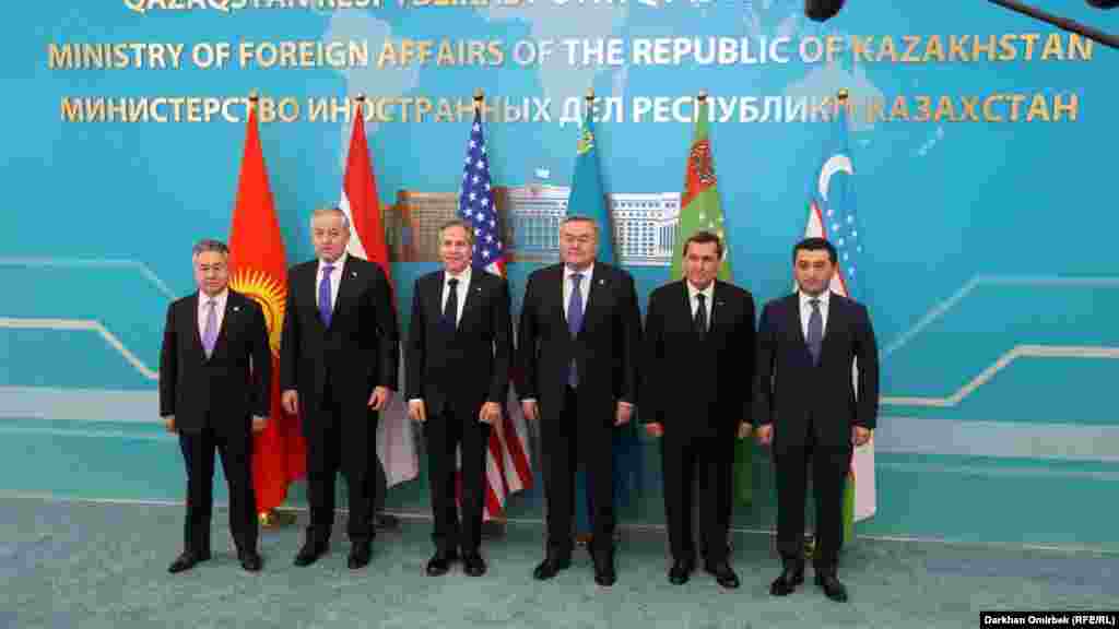 Жон Керрининг Марказий Осиёга ташрифи мамлакатлар томонидан АҚШнинг минтақа билан узоқ муддатли муносабатларни мустаҳкамлаш ва ўзаро манфаатли ҳамкорликни ривожлантиришга бўлган қизиқиши ортиб бораётганига далолат сифатида баҳоланди.Шу тариқа C5+1 платформасига асос солинди. Ташқи ишлар вазирлари даражасидаги учрашувлар мунтазам тус олди ва улар ҳамкорлик масалаларини муҳокама қилиш учун муҳим майдонга айланди.(Суратда: АҚШ давлат котиби Энтони Блинкен ва Марказий Осиё давлатларининг ташқи ишлар вазирлари, 2023 йил.)