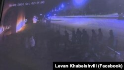 За словами голови ЄНД Левана Хабеішвілі, нападники були озброєні камінням, ціпками та дерев’яними списами