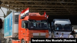 کاروان کامیون‌های حامل آب و غذا