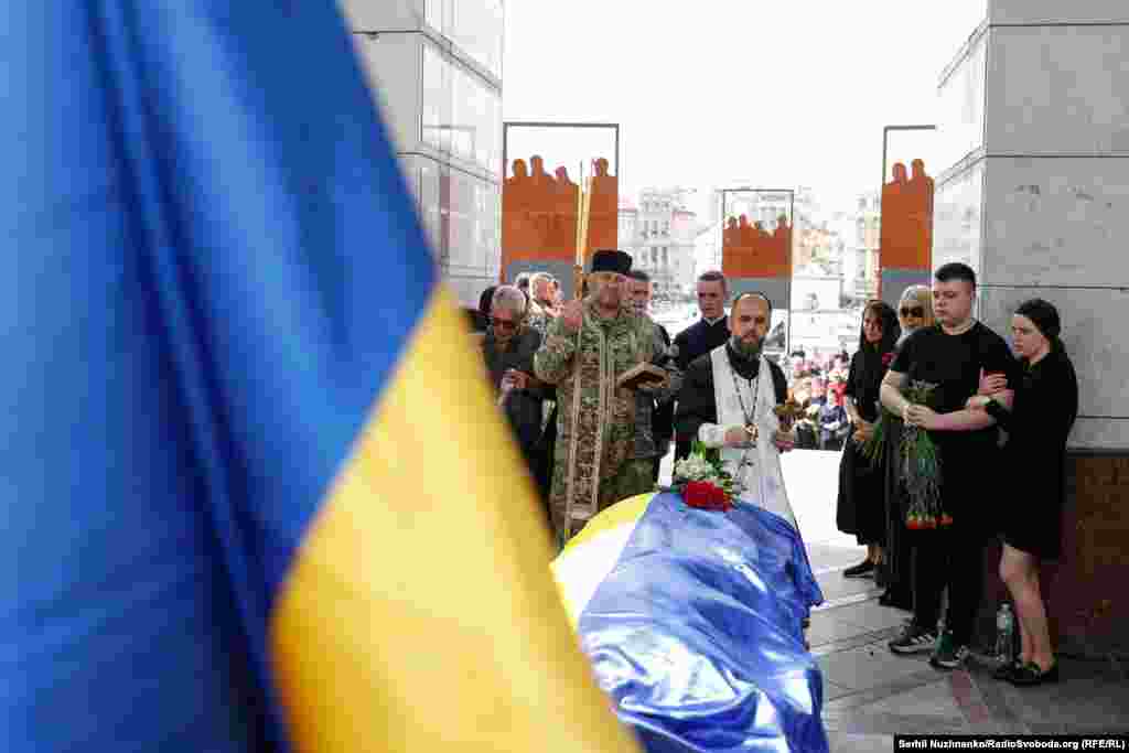 Священник і капелан проводять панахиду за загиблим Едуардом Хатмулліним