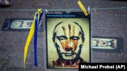 Плакат із зображенням президента Росії Путіна та написом «Путін вбивця» під час акції протесту біля російського консульства у Франкфурті. Німеччина, 24 червня 2023 року 