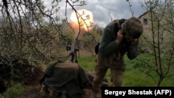 Український військовий на позиціях поблизу Вугледара, квітень 2023 року