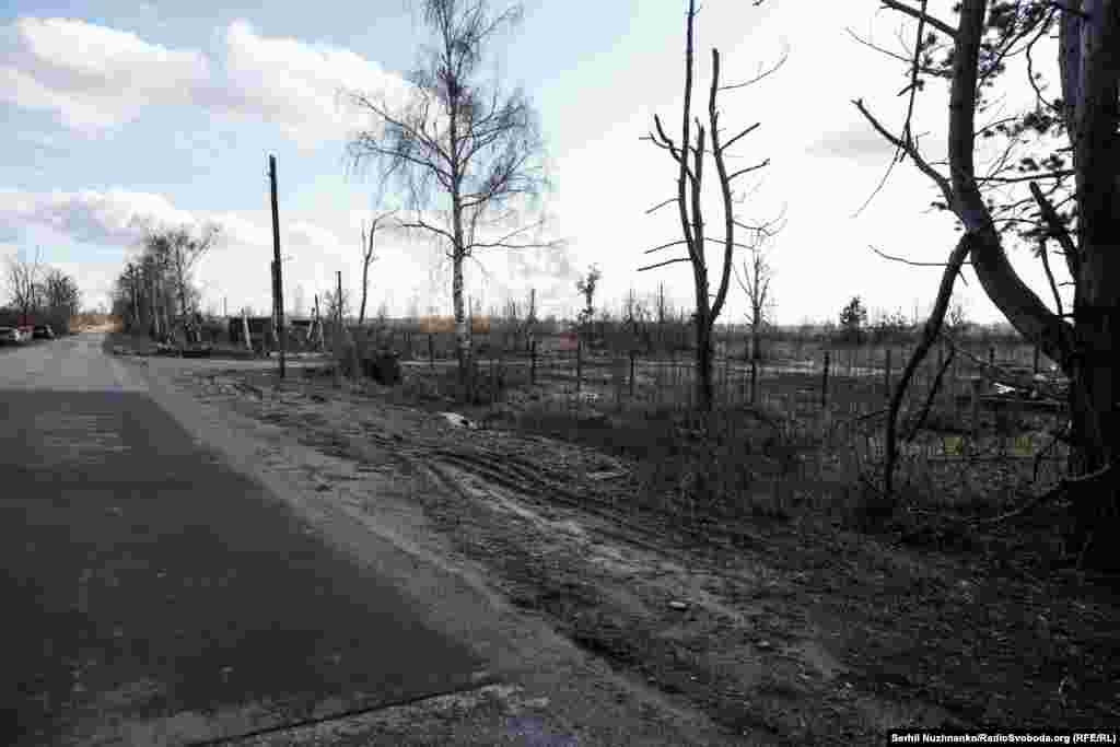 Вирва від авіабомби та зруйновані житлові будинки, с.Тетерівське, березень 2022 року / Праворуч: березень 2024 року