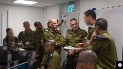 فرماندهان اسرائیلی در اتاق کنترل عملیات