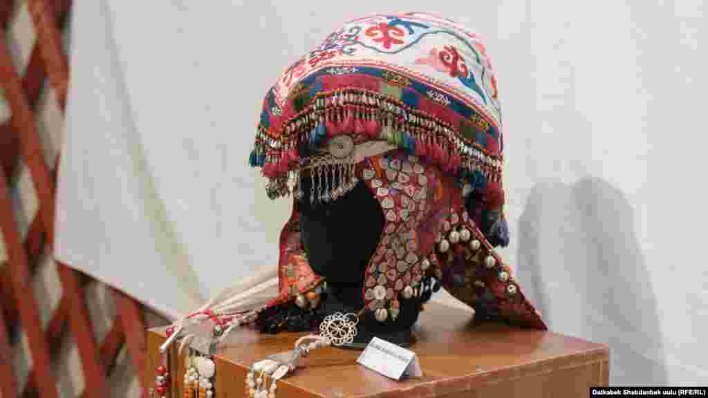 Калак деп аталган баш кийимди кыз турмушка узатылып жатканда тигип беришет. Анын үстүнө сайма түшүрүлөт. Ар кандай шуру менен шөкөттөлүп, күмүш зер буюмдар кошо &nbsp;илинет. &nbsp;&nbsp;