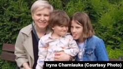 Жонка Паўла Ірына Чарняўка зь іхнімі дзецьмі. Архіўнае фота