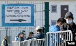 Москва вилоятининг Сахарово марказига патент олиш учун келган муҳожирлар. Архив.