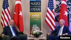 Թուրքիայի և ԱՄՆ-ի նախագահներ Ռեջեփ Թայիփ Էրդողանը և Ջո Բայդենը ՆԱՏՕ-ի գագաթնաժողովում, Վիլնյուս, 11-ը հուլիսի, 2023թ. 