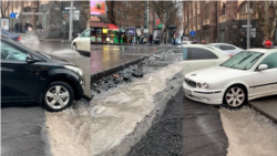 Գետակ Երևանի կենտրոնում. քանդած ու չփակված ասֆալտի հետևանքները