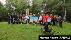 Група воїнів, для яких волонтери організували похід у гори