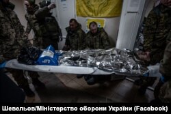 Пораненим бійцям 110 ОШБр, які вийшли з Авдіївки, надають медичну допомогу