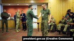 Президент України Володимир Зеленський під час відвідин клініки Staten Island University Hospital, де проходять лікування і реабілітацію поранені українські військовослужбовці. Нью-Йорк, США, 18 вересня 2023 року