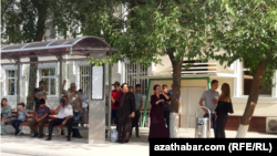 Köçelerde adamlar kölege gözlemeli bolýar. Türkmenistan 