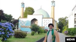 سلیمان موسوی‌فر، معاون سابق مرکز اسلامی هامبورگ، پیش از اخراج از آلمان در محوطه مرکز