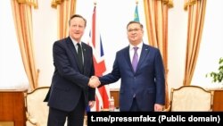 Министр иностранных дел Великобритании Дэвид Кэмерон и его казахстанский коллега Мурат Нуртлеу. Астана, 24 апреля 2024 года