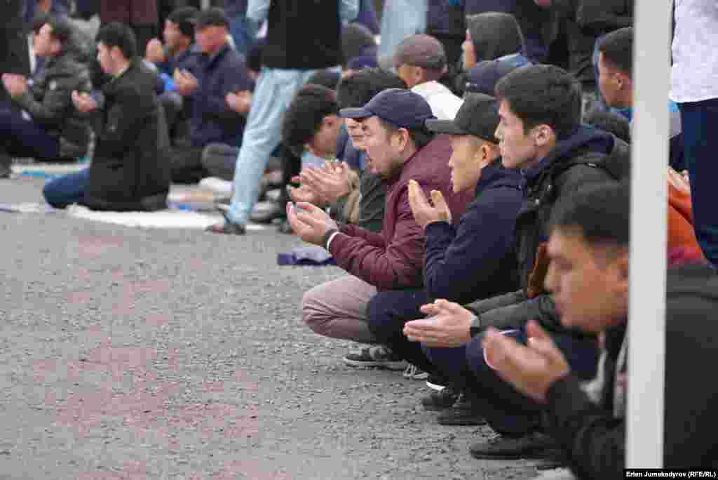 &quot;Дүйнөдөгү кырдаалды эске алганда кандай гана иш-чара өткөрүлбөсүн адамдардын коопсуздугу биринчи орунда турушу керек&quot;, - дейт Улуттук коопсуздук мамлекеттик комитетинин төрагасынын мурдагы биринчи орун басары Артур Медетбеков.