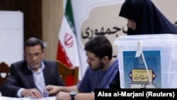 У другому турі беруть участь законодавець-реформістом Масуд Пезешкіан і колишній переговорник щодо ядерної програми Саїд Джалілі.
