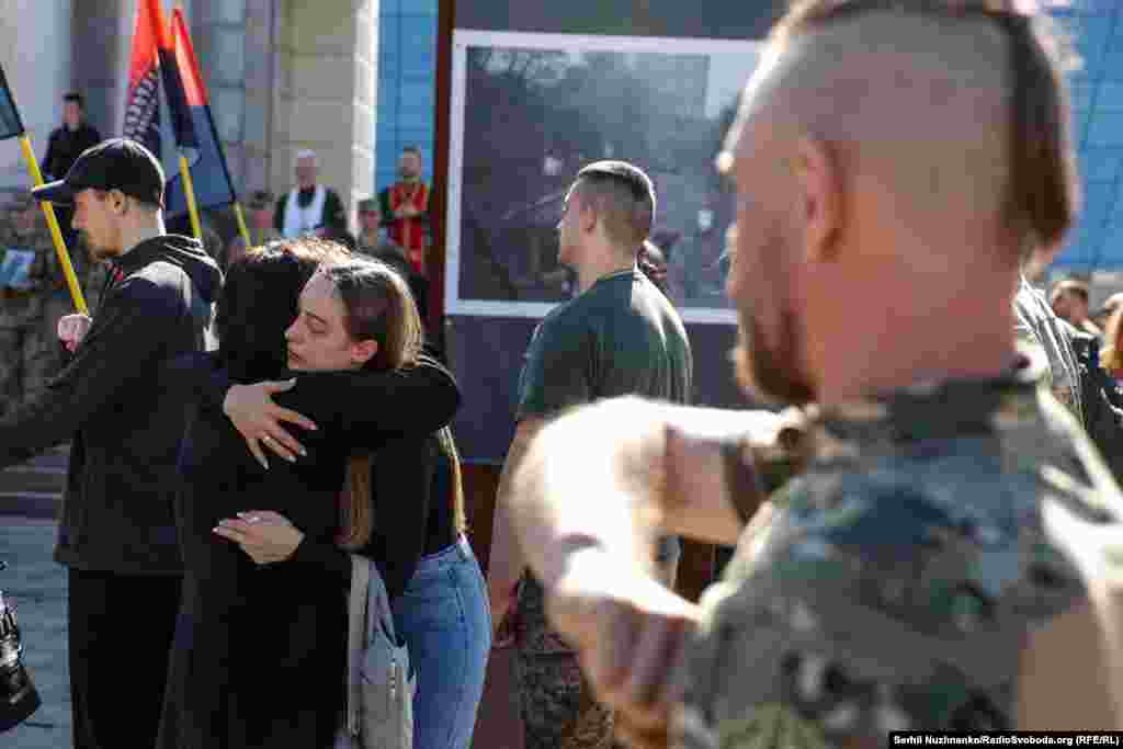 Друзья и родственники утешают друг друга. В соцсети друг Петришина написал, что тот пошёл воевать, несмотря на плохое здоровье