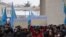 Aqmescitte Qırım parlamentiniñ binası yanında separatistlerge qarşı miting. Qırım, 2014 senesi fevralniñ 26-sı